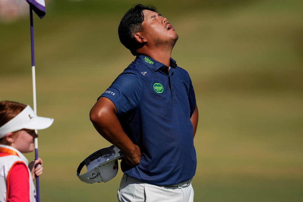 Si Woo Kim, of South Korea, reacts on the 18thgreen during the final round of the St. Jude Championship golf tournament, Sunday, Aug. 16, 2026, in Memphis, Tenn. (AP Photo/George Walker IV)