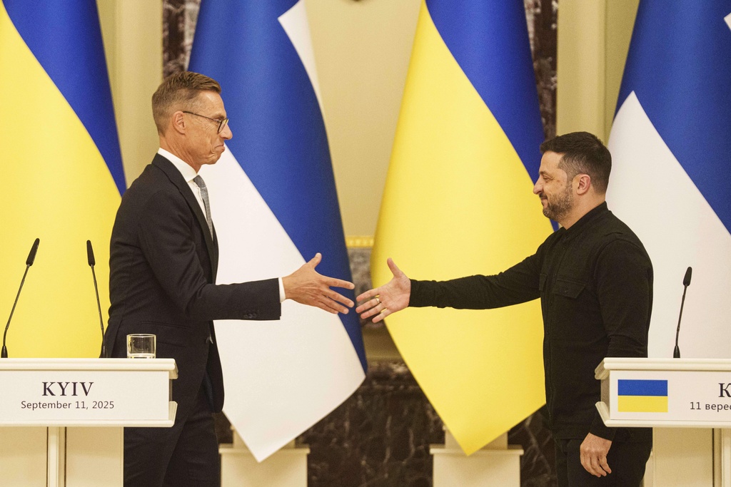 Finland's President Alexander Stubb and Ukraine's President Volodymyr Zelenskyy shake hands after a joint press conference in Kyiv, Ukraine, on Thursday, Sept. 11, 2025. (AP Photo/Evgeniy Maloletka)