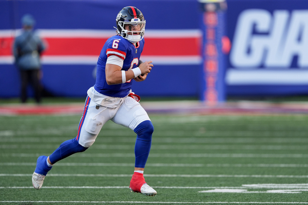 New York Giants quarterback Jaxson Dart (6) carries the ball against the San Francisco 49ers during the third quarter of an NFL football game, Sunday, Nov. 2, 2025, in East Rutherford, N.J. (AP Photo/Seth Wenig)
