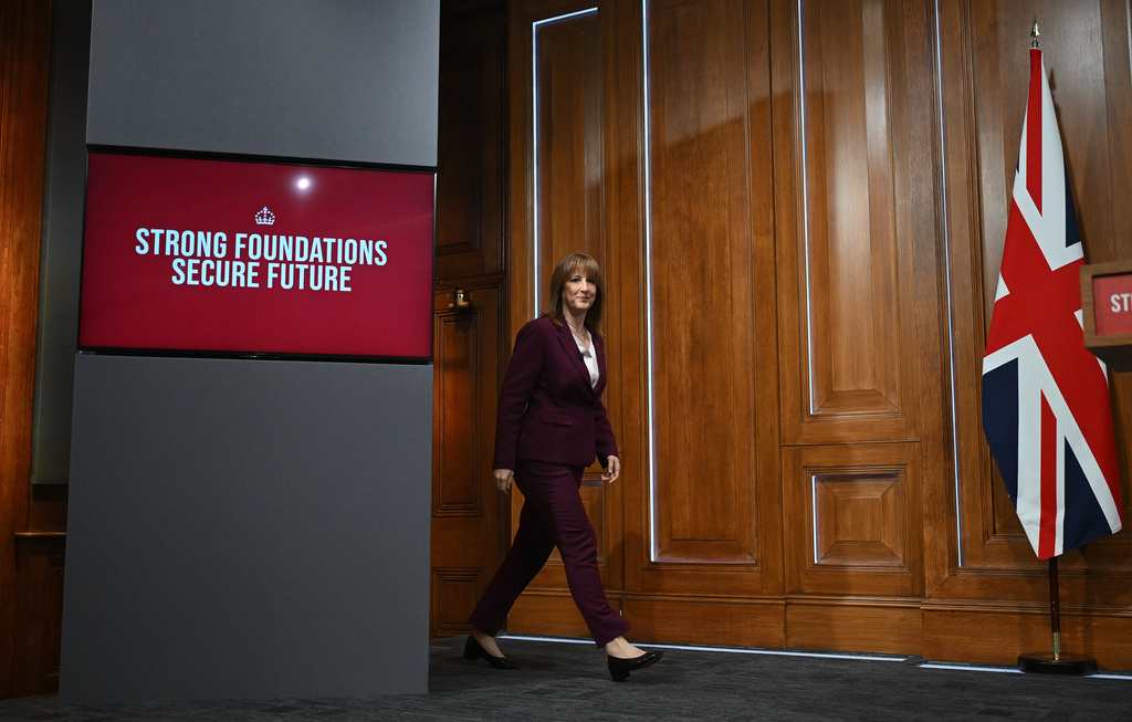 Britain's Chancellor of the Exchequer Rachel Reeves arrives to deliver a speech in the media briefing room of 9 Downing Street, London, Tuesday Nov. 4, 2025. (Justin Tallis/Pool Photo via AP)