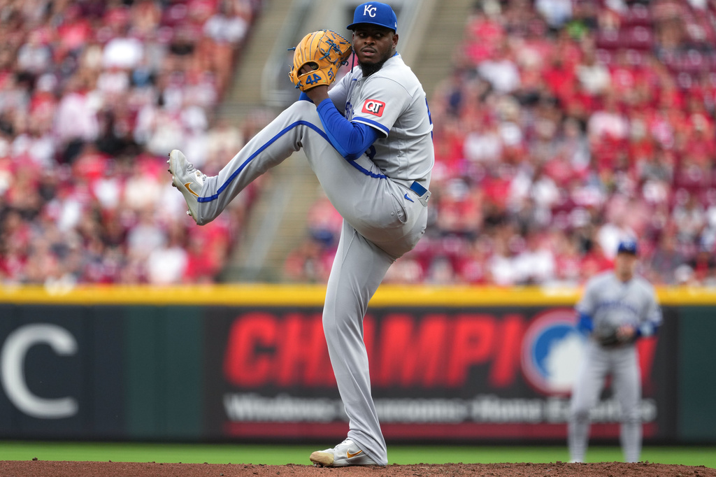 Kansas City Royals pitcher Luinder Avila delivers during the first inning of a baseball game against the Cincinnati Reds, Monday, June 1, 2026, in Cincinnati. (AP Photo/Kareem Elgazzar)