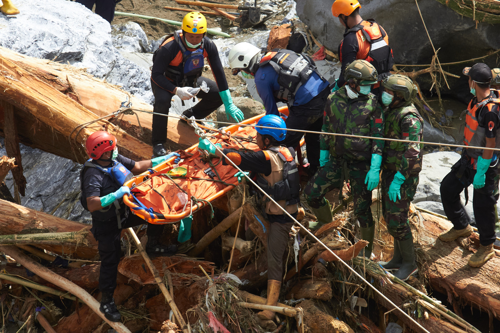 Rescuers use ropes to evacuate the body of a flood victim in Tanah Datar, West Sumatra, Indonesia, Monday, Dec. 1, 2025. (AP Photo/Nazar Chaniago)