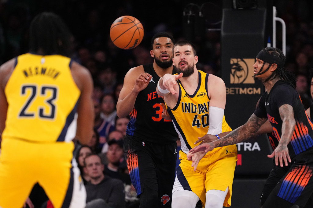 Indiana Pacers' Ivica Zubac (40) passes to Aaron Nesmith (23) as New York Knicks' Karl-Anthony Towns (32) and Jordan Clarkson (00) defend during the second half of an NBA basketball game Tuesday, March 17, 2026, in New York. (AP Photo/Frank Franklin II)