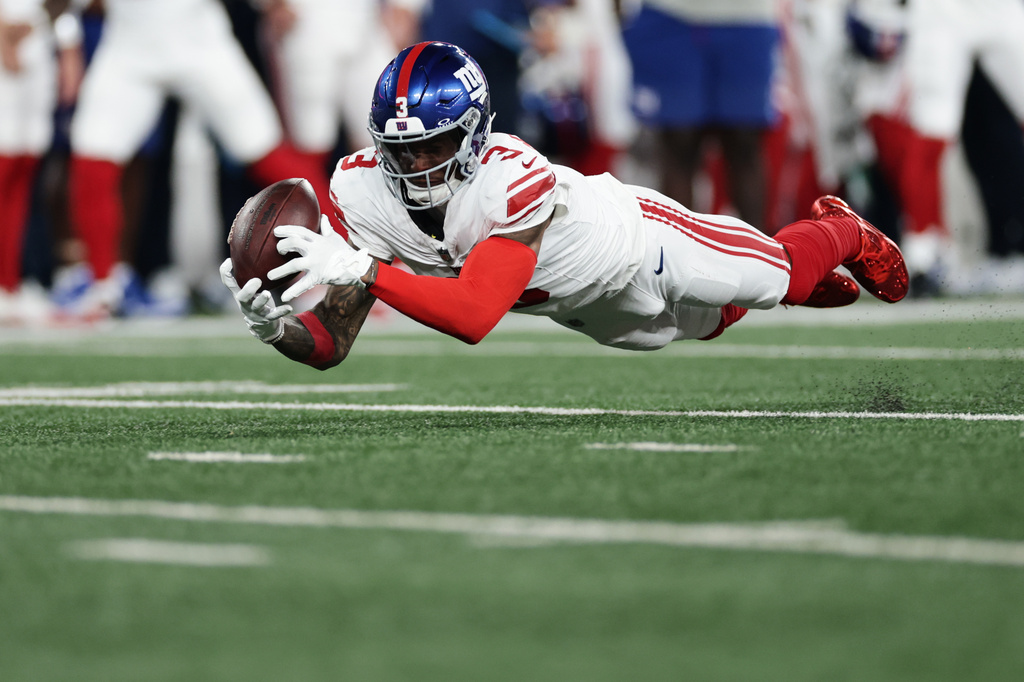 New York Giants wide receiver Odell Beckham Jr. can't make the catch during the first half of a preseason NFL football game against the New York Jets, Friday, Aug. 28, 2026, in East Rutherford, N.J. (AP Photo/Adam Hunger)
