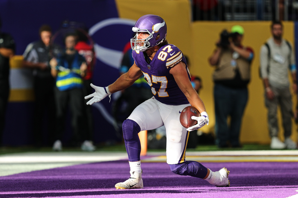 Minnesota Vikings tight end T.J. Hockenson (87) celebrates his touchdown catch during the second half of an NFL football game against the Green Bay Packers, Sunday, Sept. 13, 2026, in Minneapolis, Minn. (AP Photo/Bailey Hillesheim)