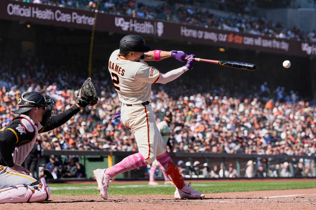 San Francisco Giants' Willy Adames hits a two-run single during the 10th inning of a baseball game against the Pittsburgh Pirates, Sunday, May 10, 2026, in San Francisco. (AP Photo/Godofredo A. Vásquez)