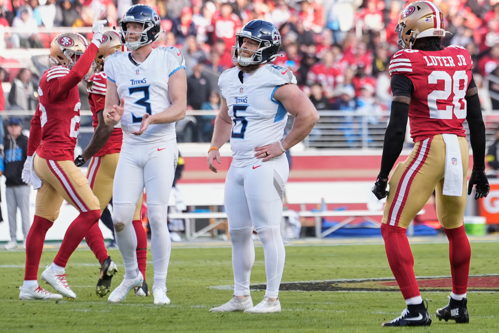 Tennessee Titans place kicker Joey Slye (6) reacts after missing a field goal attempt during the first half of an NFL football game against the San Francisco 49ers, Sunday, Dec. 14, 2025, in Santa Clara, Calif. (AP Photo/Godofredo A. Vásquez)