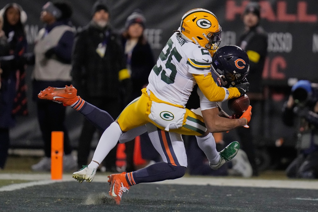 Chicago Bears' DJ Moore catches a touchdown pass with Green Bay Packers' Keisean Nixon defending diring overtime an NFL football game Saturday, Dec. 20, 2025, in Chicago. (AP Photo/Erin Hooley)