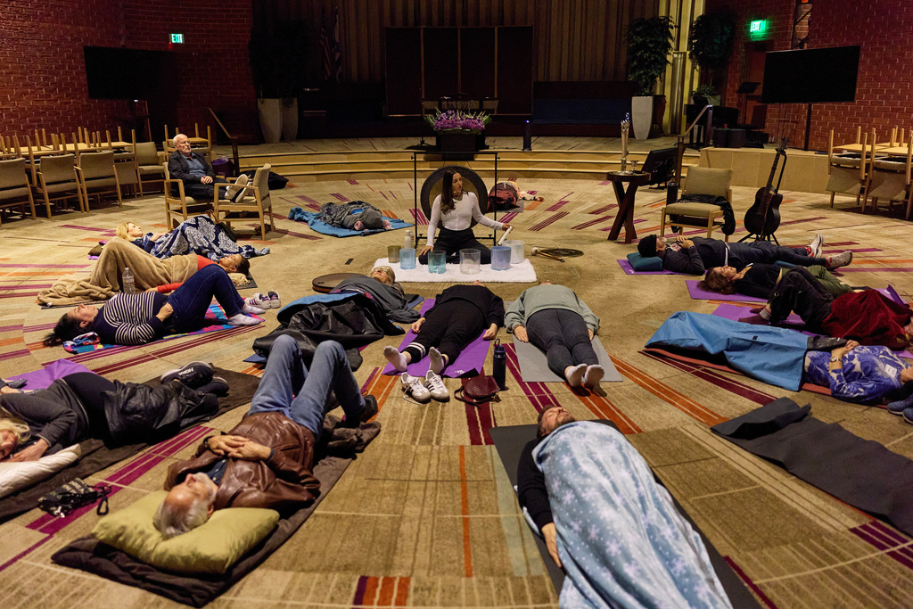 Renee Noa Harris leads a sound bath at Temple Emanuel, Saturday, Dec. 6, 2025, in Beverly Hills, Calif. (AP Photo/Allison Dinner)