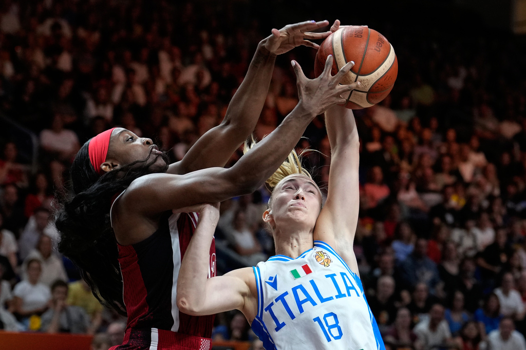 Jackie Young, of the United States, and Italy's Mariella Santucci rebound during the Women's Basketball World Cup match between the United States and Italy in Berlin, Sunday, Sept. 6, 2026. (AP Photo/Ebrahim Noroozi)