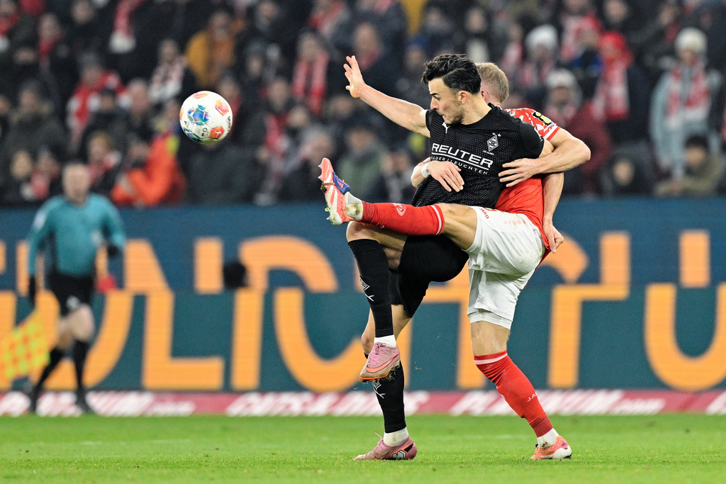 Borussia Mönchengladbach Haris Tabakovic, left, and FSV Mainz 05's Andreas Hanche-Olsen battle for the ball during a Bundesliga soccer match, Friday, Dec. 5, 2025, in Mainz, Germany. (Uwe Anspach/dpa via AP)