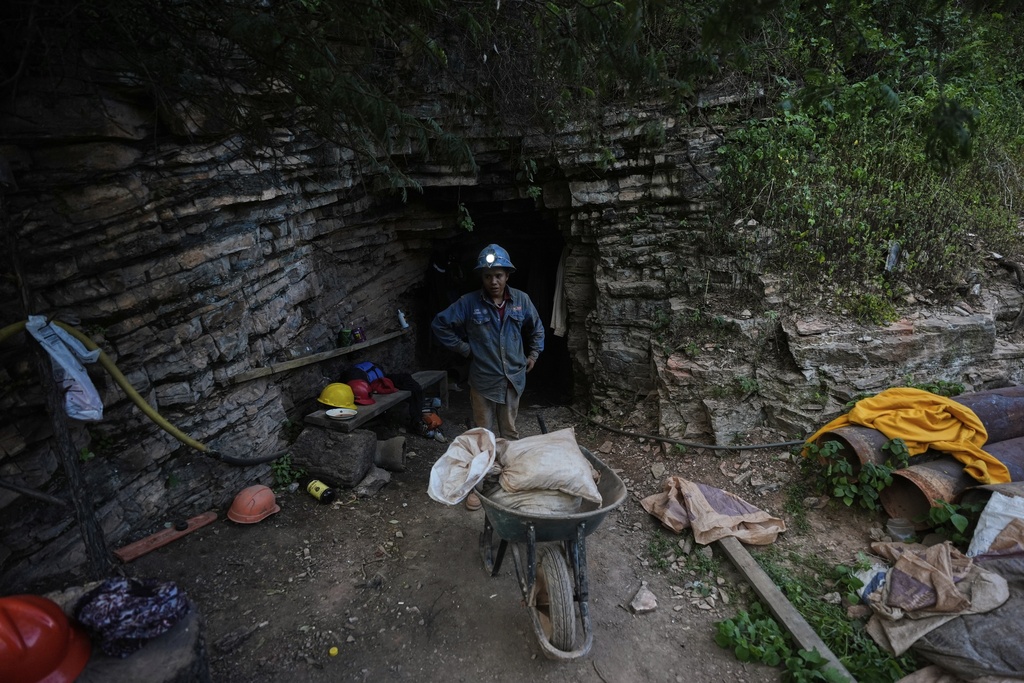A miner pulls sacks of mercury ore with the help of a cart in San Joaquin, Mexico, Tuesday, Aug. 19, 2025. (AP Photo/Fernando Llano)