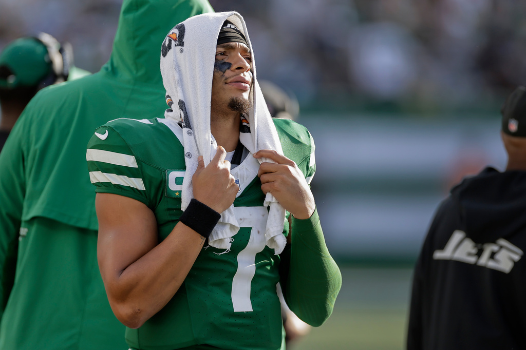 New York Jets quarterback Justin Fields (7) watches from the sidelines during the fourth quarter of an NFL football game against the Carolina Panthers, Sunday, Oct. 19, 2025, in East Rutherford, N.J. (AP Photo/Adam Hunger)