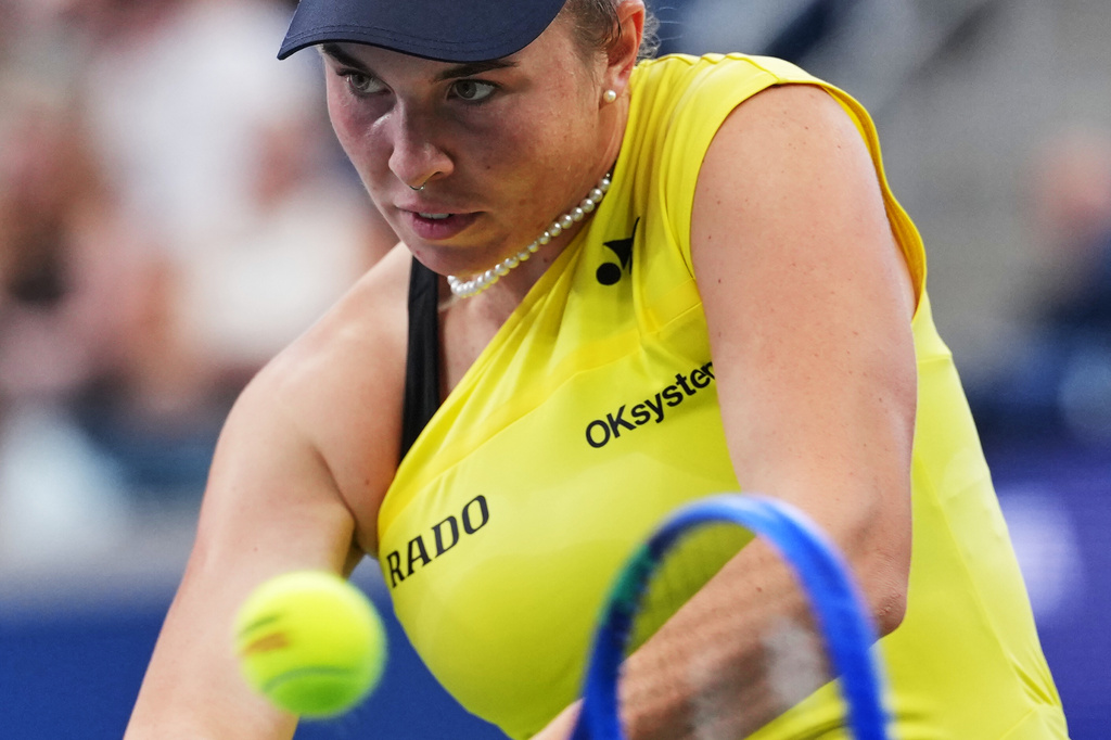 Linda Noskova, of the Czech Republic, returns the ball to Katie Volynets, of the United States, during the first round of the U.S. Open tennis championships, Monday, Aug. 31, 2026, in New York. (AP Photo/Kirsty Wigglesworth)
