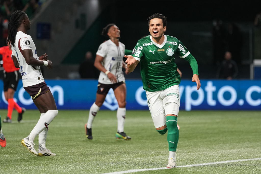 Raphael Veiga of Brazil's Palmeiras celebrates after scoring his side's fourth goal against Ecuador's Liga Deportiva Universitaria during a Copa Libertadores semifinal second leg soccer match in Sao Paulo, Thursday, Oct. 30, 2025. (AP Photo/Andre Penner)