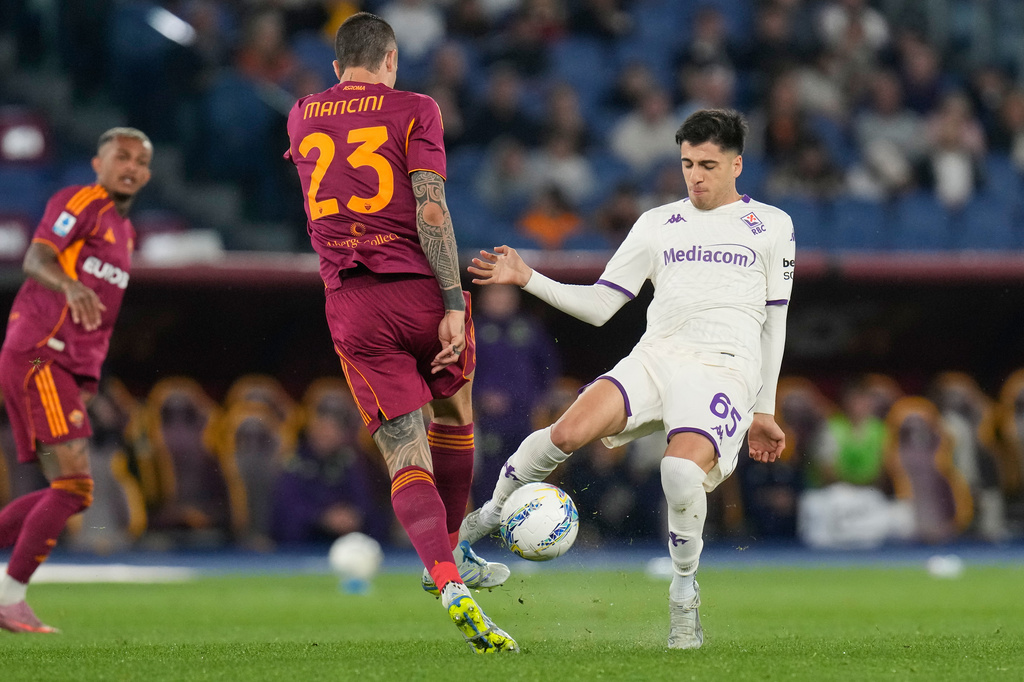 Fiorentina's Fabiano Parisi, right, challenges for the ball with Roma's Gianluca Mancini during the Italian Serie A soccer match between Roma and Fiorentina in Rome, Monday, May 4, 2026. (AP Photo/Gregorio Borgia)