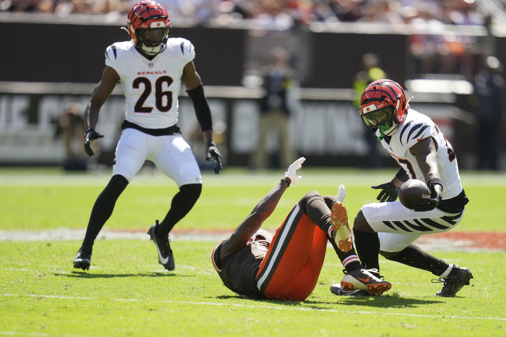 Cincinnati Bengals safety Jordan Battle, right, intercepts a pass intended for Cleveland Browns wide receiver Jerry Jeudy during the second half of an NFL football game Sunday, Sept. 7, 2025, in Cleveland. (AP Photo/Sue Ogrocki)