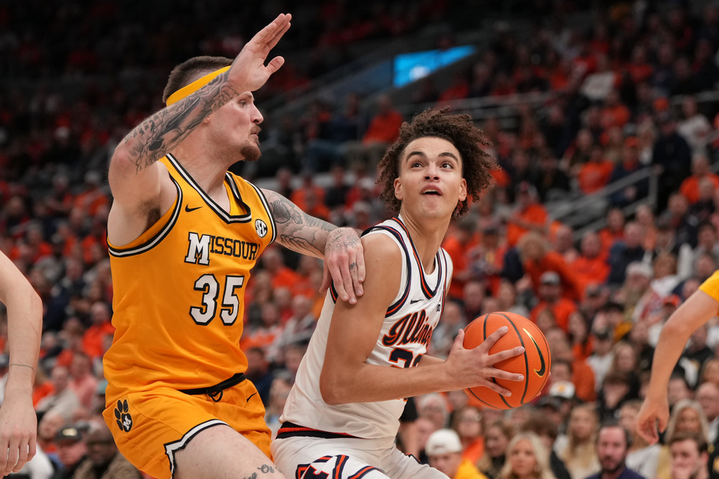 Illinois' Keaton Wagler, right, heads to the basket as Missouri's Jacob Crews (35) defends during the first half of an NCAA college basketball game Monday, Dec. 22, 2025, in St. Louis. (AP Photo/Jeff Roberson)
