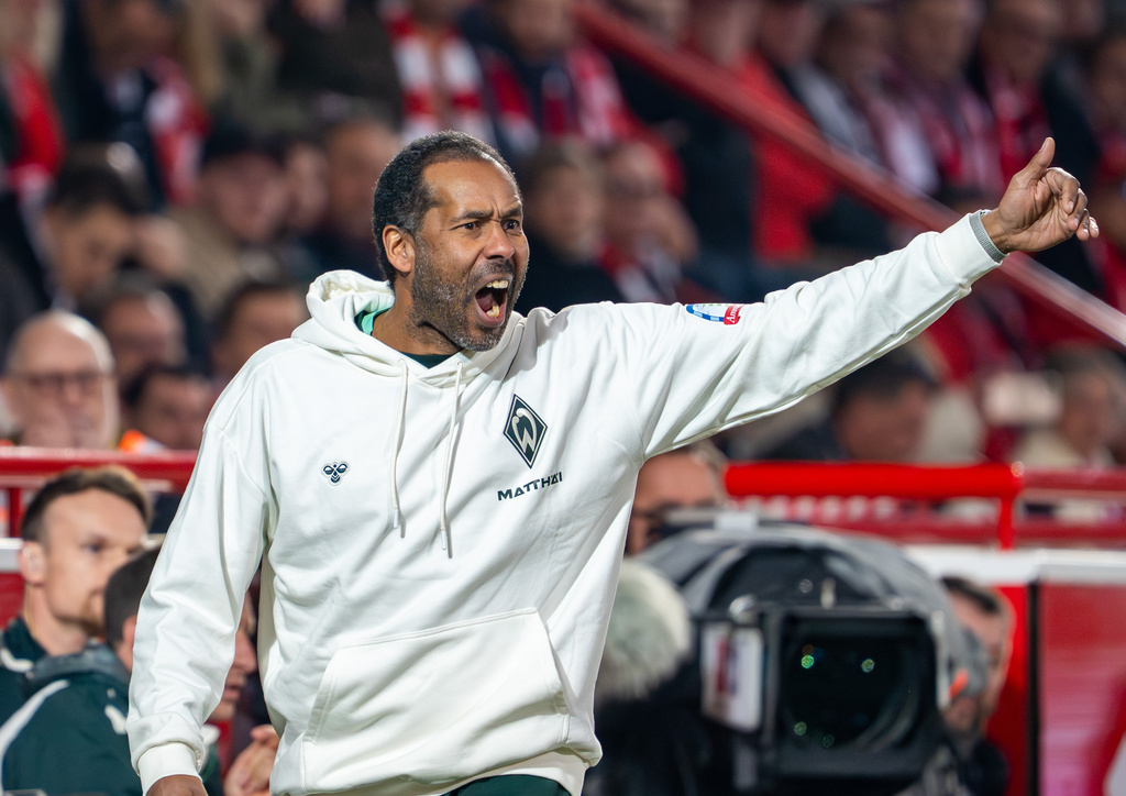 Bremen's coach Daniel Thioune shouts instructions from the touchline during the German Bundesliga soccer game between Union Berlin and Werder Bremen in Berlin, Germany, Sunday, March 8, 2026. (Soeren Stache/dpa via AP)