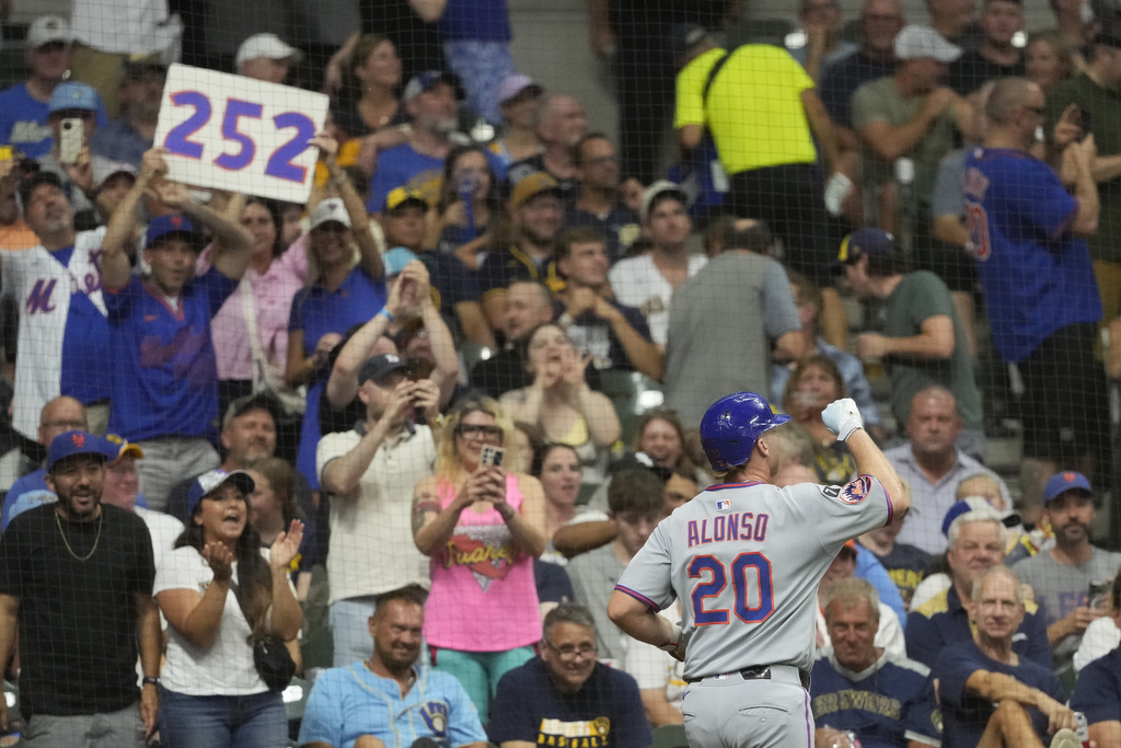 New York Mets' Pete Alonso celebrates after hitting a solo home run during the second inning of a baseball game against the Milwaukee Brewers, Saturday, Aug. 9, 2025, in Milwaukee. (AP Photo/Aaron Gash)