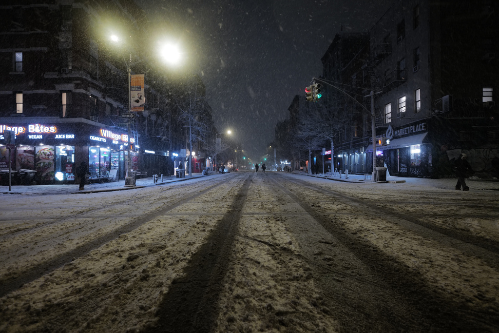 Snow falls in the Alphabet City neighborhood of New York, Sunday evening, Feb. 22, 2026. (AP Photo/Patrick Sison)