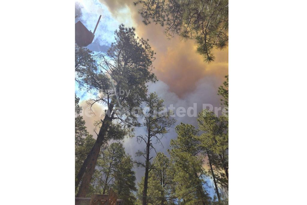 Thousands flee New Mexico wildfires that have damaged 500 structures