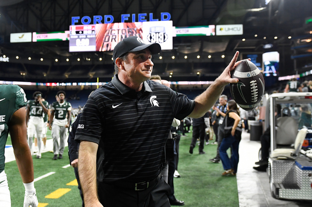 Michigan State head coach Jonathan Smith acknowledges fans as he leaves the field at the end of an NCAA college football game against Maryland, Saturday, Nov. 29, 2025, in Detroit. (AP Photo/Jose Juarez)