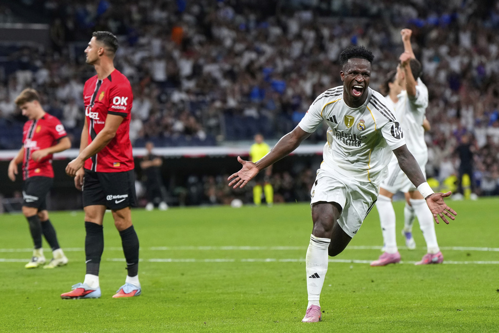 Real Madrid's Vinicius Junior, right, celebrates scoring his side's second goal during the Spanish La Liga soccer match between Real Madrid and Mallorca in Madrid, Saturday, Aug. 30, 2025. (AP Photo/Manu Fernandez)