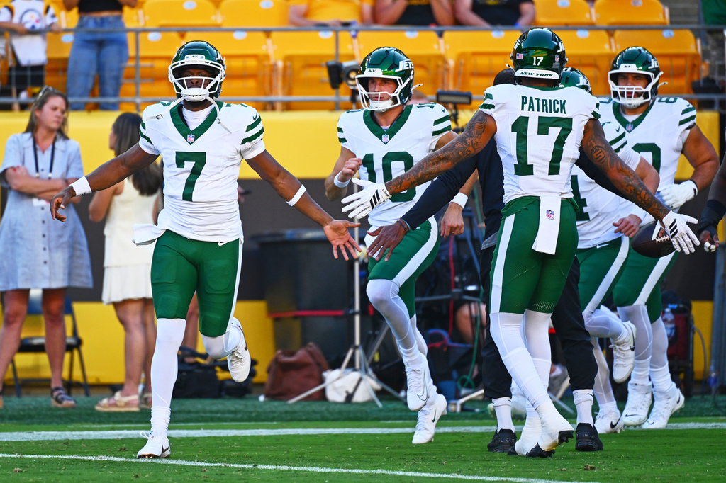 New York Jets quarterback Geno Smith (7) greets teammates before an NFL preseason football game against the Pittsburgh Steelers, Friday, Aug. 21, 2026, in Pittsburgh. (AP Photo/Justin Berl)