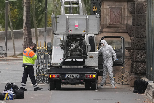 Police officers look for clues by a basket lift used by thieves Sunday, Oct. 19, 2025 at the Louvre museum in Paris. (AP Photo/Thibault Camus) Police officers look for clues by a basket lift used by thieves Sunday, Oct. 19, 2025 at the Louvre museum in Paris. (AP Photo/Thibault Camus)