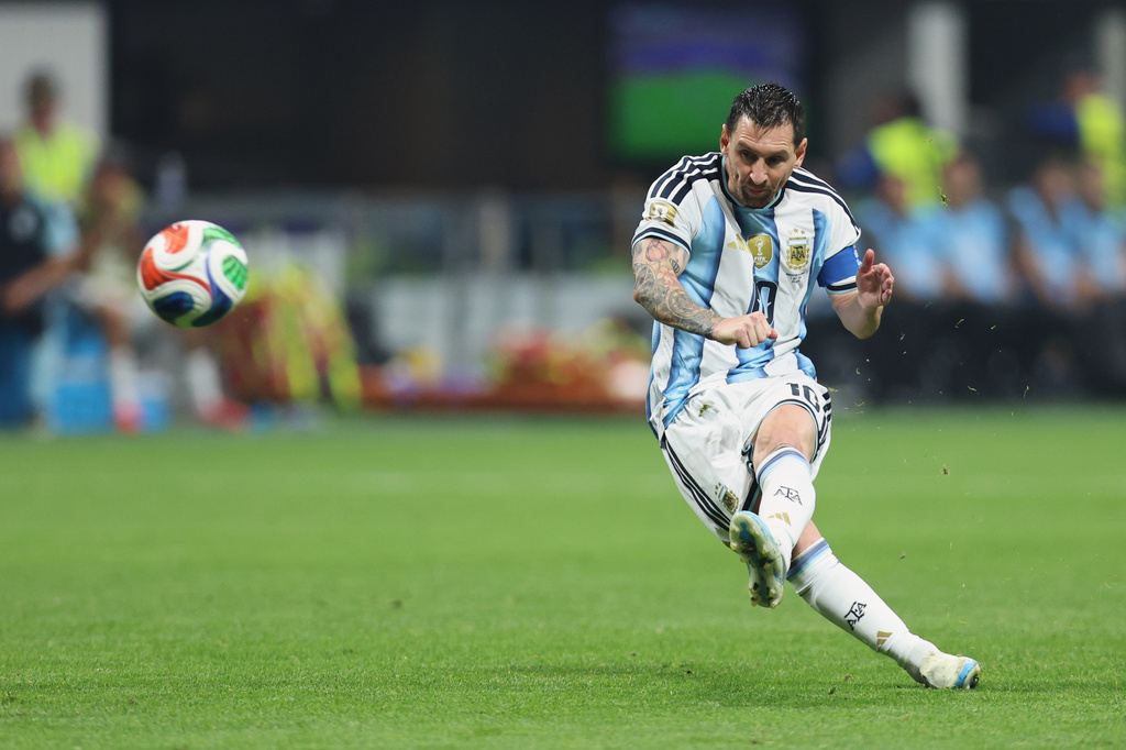 Argentina's Lionel Messi takes a free kick during the World Cup round of 16 soccer match between Argentina and Egypt in Atlanta, Tuesday, July 7, 2026. (AP Photo/Colin Hubbard)