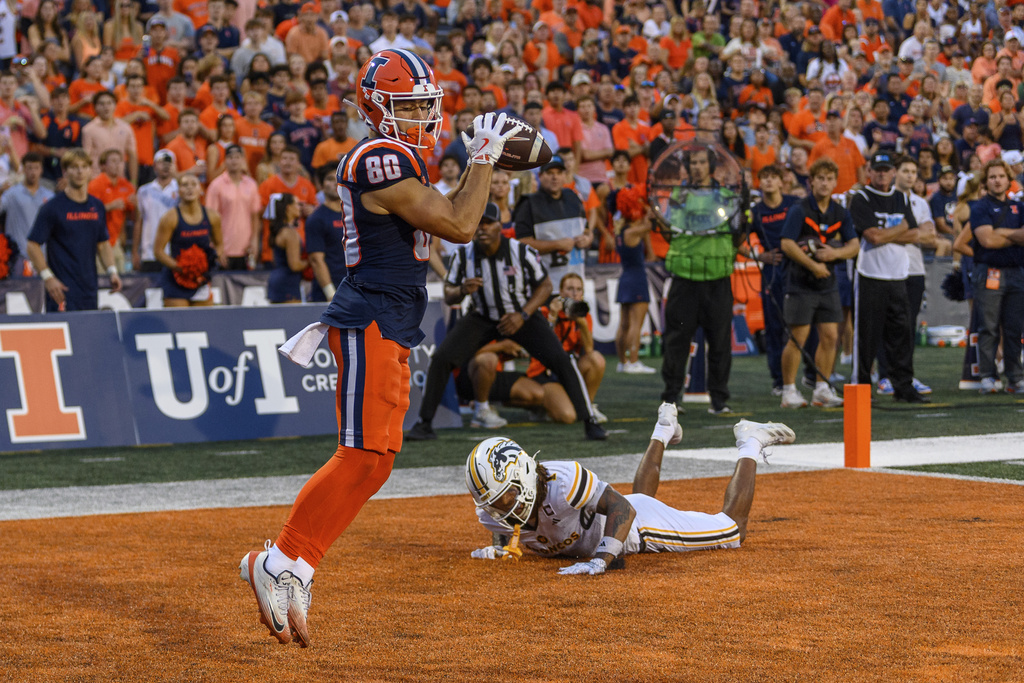 Illinois wide receiver Hank Beatty (80) catches a pass for a touchdown during the first half of an NCAA college football game against Western Michigan Saturday, Sept. 13, 2025, in Champaign, Ill. (AP Photo/Craig Pessman)