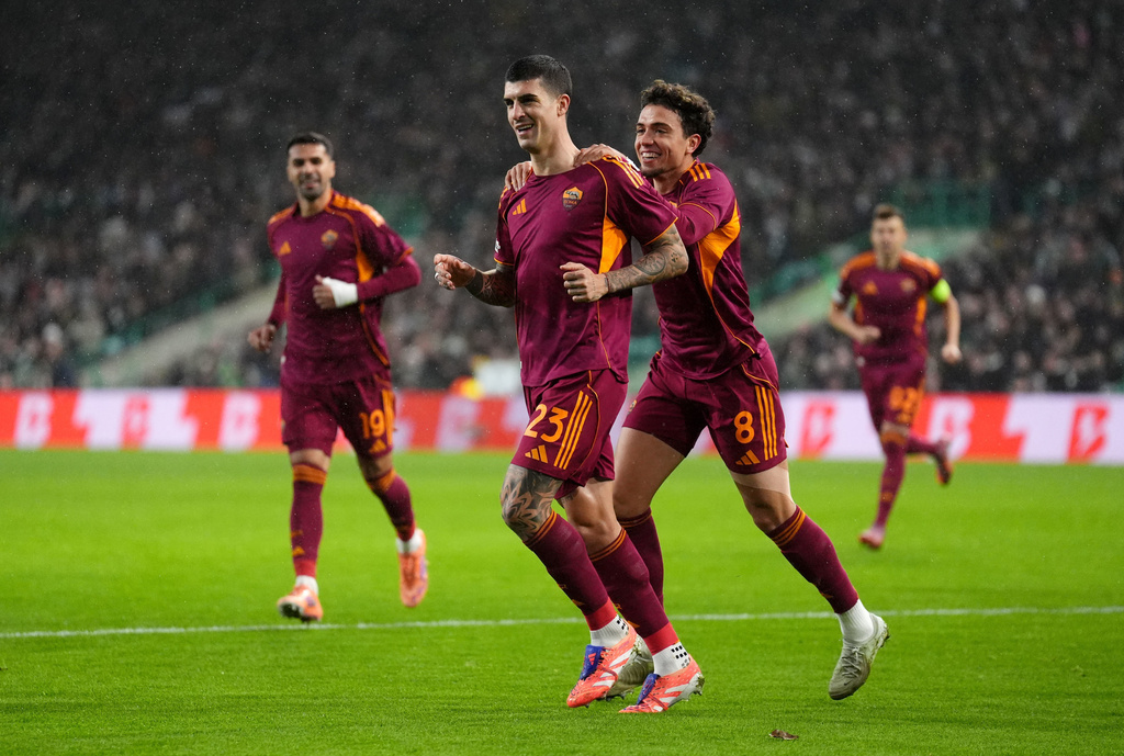 Roma's Gianluca Mancini, center left, celebrates scoring during the Europa League soccer match between Celtic and Roma in Glasgow, Scotland, Thursday Dec. 11, 2025. (Andrew Milligan/PA via AP)