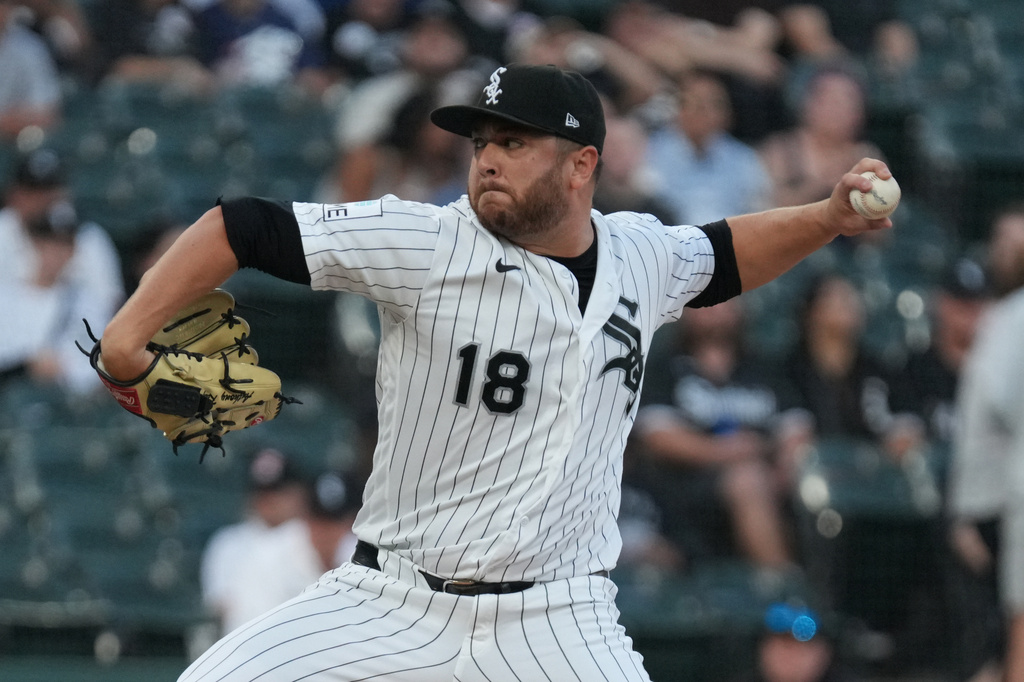 Chicago White Sox pitcher Anthony Kay throws the ball against the Texas Rangers during the first inning of a baseball game, Tuesday, Aug 25, 2026, in Chicago. (AP Photo/David Banks)