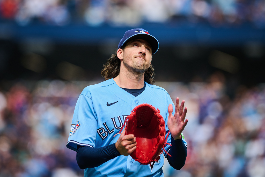 Toronto Blue Jays' Kevin Gausman applauds to the crowd as he is taken out by manager John Schneider during the sixth inning of a baseball game against the St. Louis Cardinals in Toronto, Saturday, Aug. 1, 2026. (Sammy Kogan/The Canadian Press via AP)
