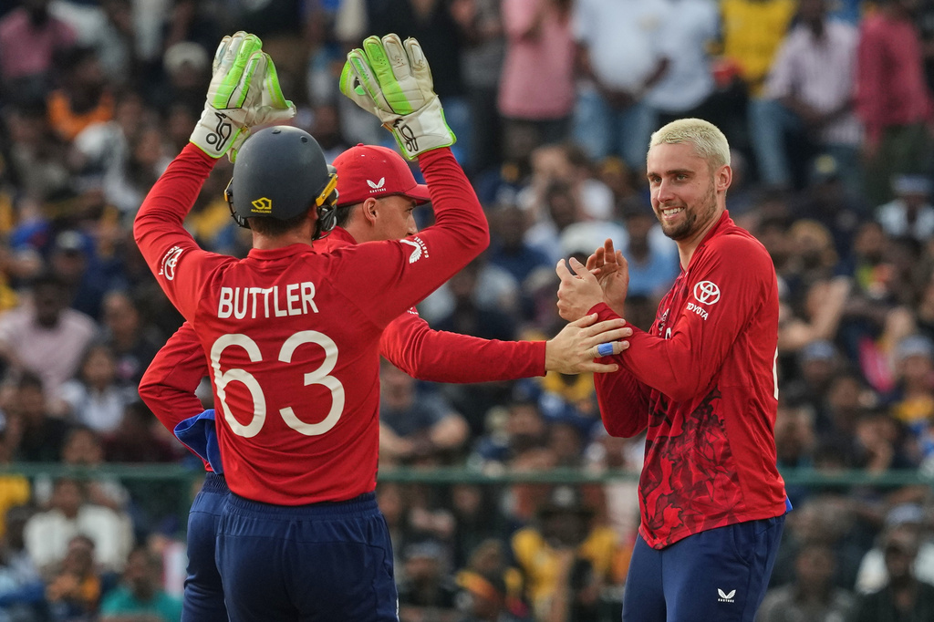 England's Will Jacks, right, celebrates with teammates the wicket of Sri Lanka's Kusal Mendis during the T20 World Cup cricket match between Sri Lanka and England in Pallekele, Sri Lanka, Sunday, Feb. 22, 2026. (AP Photo/Eranga Jayawardena)