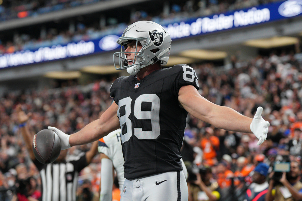 FILE - Las Vegas Raiders tight end Brock Bowers (89) scores a touchdown during the first half of an NFL game against the Denver Broncos, Dec. 7, 2025, in Las Vegas. (AP Photo/Candice Ward, File)