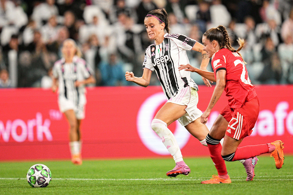 Juventus' Barbara Bonansea, left, fights for the ball with Benfica's Diana Gomes during the Women's Champions League soccer match between Juventus FC W and S.L. Benfica at the Allianz Stadium in Turin, Italy, Tuesday, Oct. 7, 2025. (Marco Alpozzi/LaPresse via AP)