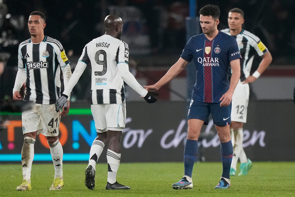 PSG's Goncalo Ramos, right, congratulates Newcastle's Yoane Wissa at the end of a Champions League opening phase soccer match between Paris Saint-Germain and Newcastle in Wednesday, Jan. 28, 2026. (AP Photo/Michel Euler)