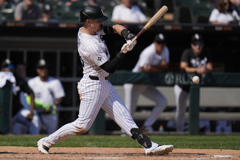 Chicago White Sox's Curtis Mead (29) breaks his bat on a swing during the ninth inning of a baseball game against the Detroit Tigers, Wednesday, Aug. 13, 2025, in Chicago. (AP Photo/Erin Hooley)