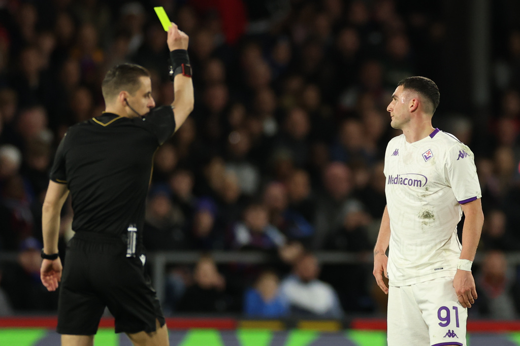 Fiorentina's Roberto Piccoli receives a yellow card during the Europa Conference League first-leg quarter-final soccer match between Crystal Palace and Fiorentina in London, Thursday, April 9, 2026. (AP Photo/Ian Walton)