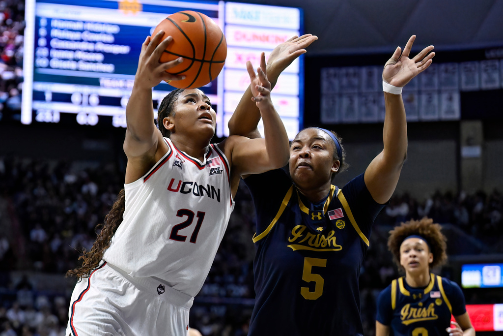 UConn forward Sarah Strong (21) shoots against Notre Dame forward Malaya Cowles (5) in the first half of an NCAA college basketball game, Monday, Jan. 19, 2026, in Storrs, Conn. (AP Photo/Jessica Hill)