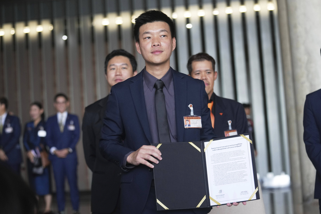Leader of People's Party, Natthaphong Ruengpanyawut shows the signed Memorandum of Understanding between his party and Bhumjai Thai Party at Parliament in Bangkok, Thailand, Wednesday, Sept. 3, 2025. (AP Photo/Sakchai Lalit)