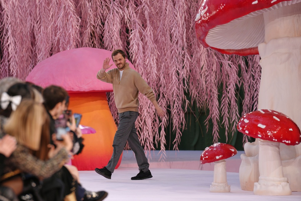 Designer Matthieu Blazy accepts applause after the Chanel Spring/Summer 2026 Haute Couture collection presented in Paris, Tuesday, Jan. 27, 2026. (AP Photo/Aurelien Morissard)