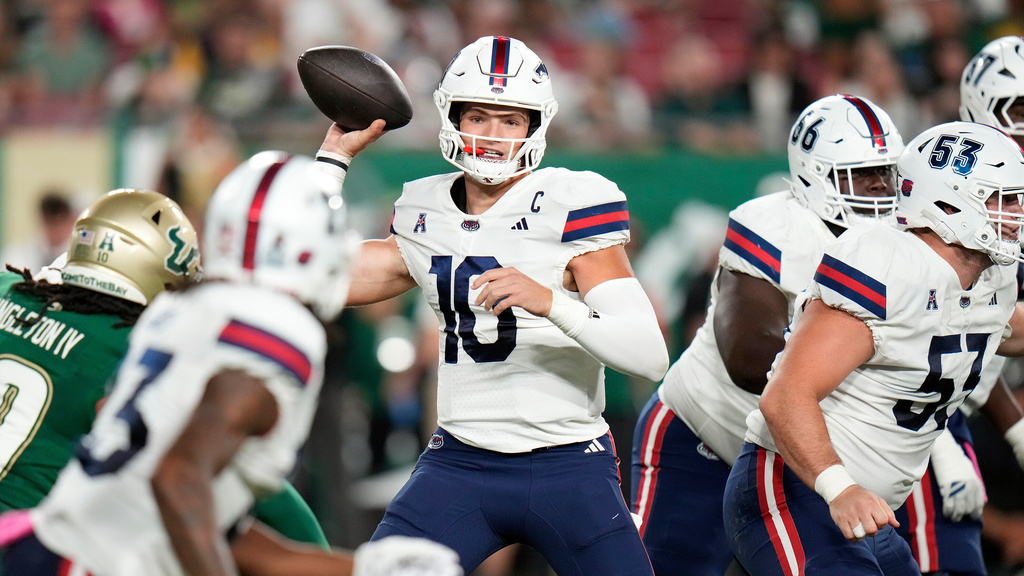 Florida Atlantic quarterback Caden Veltkamp (10) looks to pass against South Florida during the first half of an NCAA college football game Saturday, Oct. 18, 2025, in Tampa, Fla. (AP Photo/Chris O'Meara)