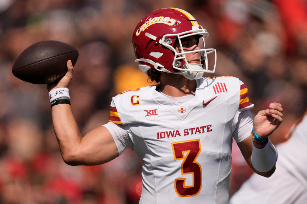 Iowa State's quarterback Rocco Becht throws a pass during the first half of an NCAA football college game against Cincinnati, Saturday, Oct. 4, 2025, in Cincinnati. (AP Photo/Carolyn Kaster)