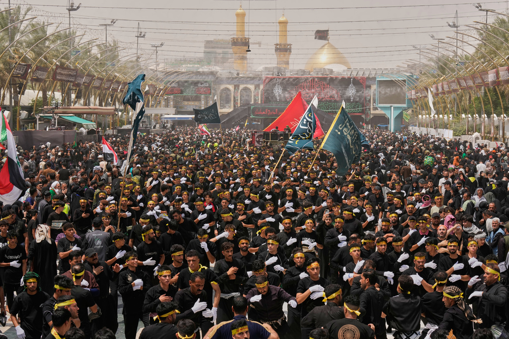 Shiite Muslim worshippers march toward the Imam Hussein Shrine ahead of Arbaeen, the annual Shiite commemoration marking 40 days after Ashoura, in Karbala, Iraq, Monday, Aug. 3, 2026. (AP Photo/Hadi Mizban)