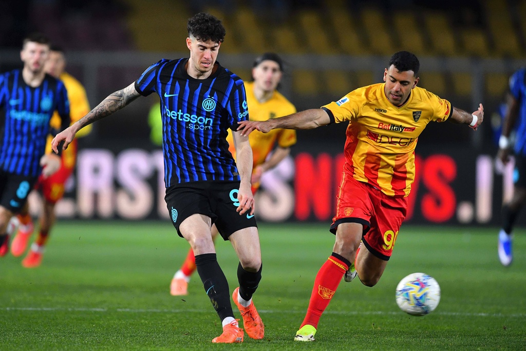 Lecce's Walid Cheddira, right, and Inter's Alessandro Bastoni in action during the Italian Serie A soccer match between Lecce and Inter Milan in Lecce, Italy, Saturday, Feb. 21, 2026. (Giovanni Evangelista/LaPresse via AP)