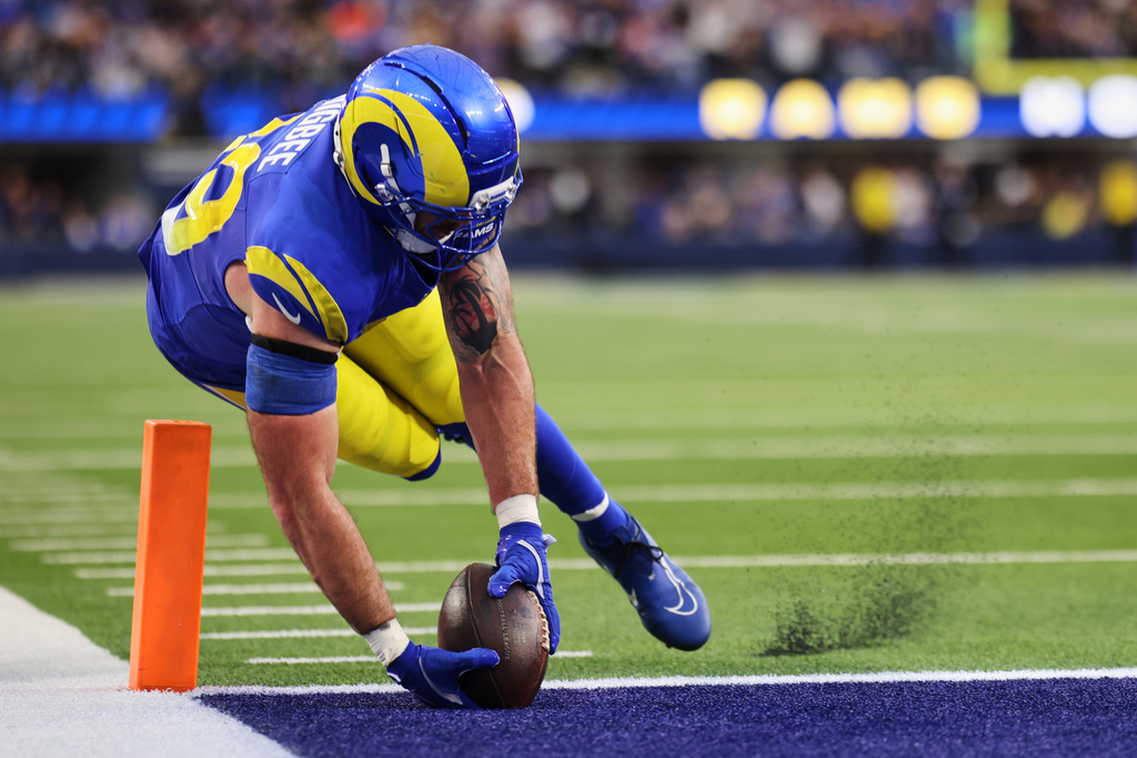 Los Angeles Rams tight end Tyler Higbee (89) scores a touchdown during the second half of an NFL football game against the Arizona Cardinals, Sunday, Jan. 4, 2026, in Inglewood, Calif. (AP Photo/Jessie Alcheh)