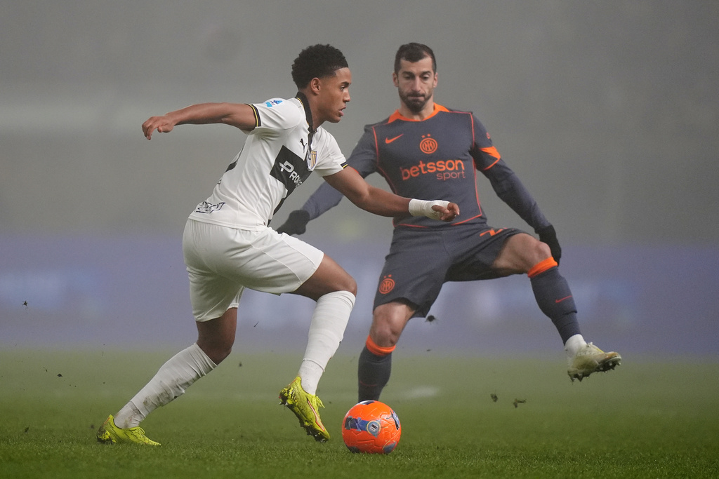 Parma's Sascha Britschgi, left, and Inter Milan's Henrikh Mkhitaryan fight for the ball during the Italian Serie A soccer match between Parma and Inter in Parma, Italy, Wednesday, Jan. 7, 2026. (Spada/LaPresse via AP)